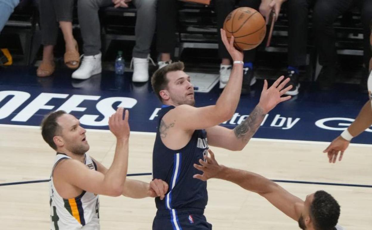 Luka Doncic tira a canasta ante Utah Jazz. 