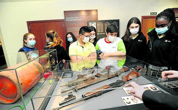 Observando las armas y bombas que usaban los etarras.