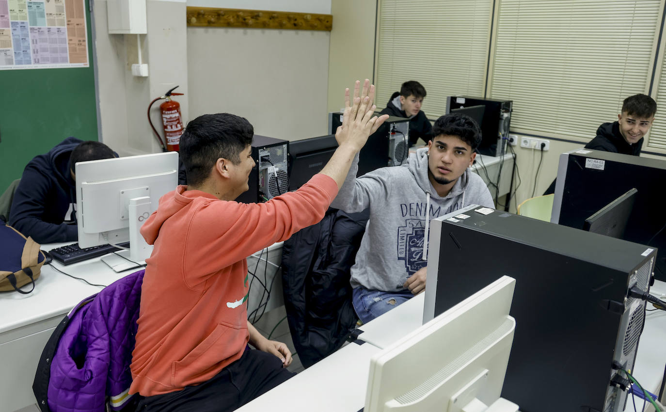 Fotos: Las imágenes del primer día de los colegios vitorianos sin mascarilla