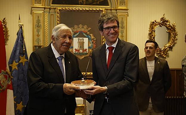 En el Ayuntamiento los confiteros fueron recibidos por el alcalde de Vitoria, Gorka Urtaran. 