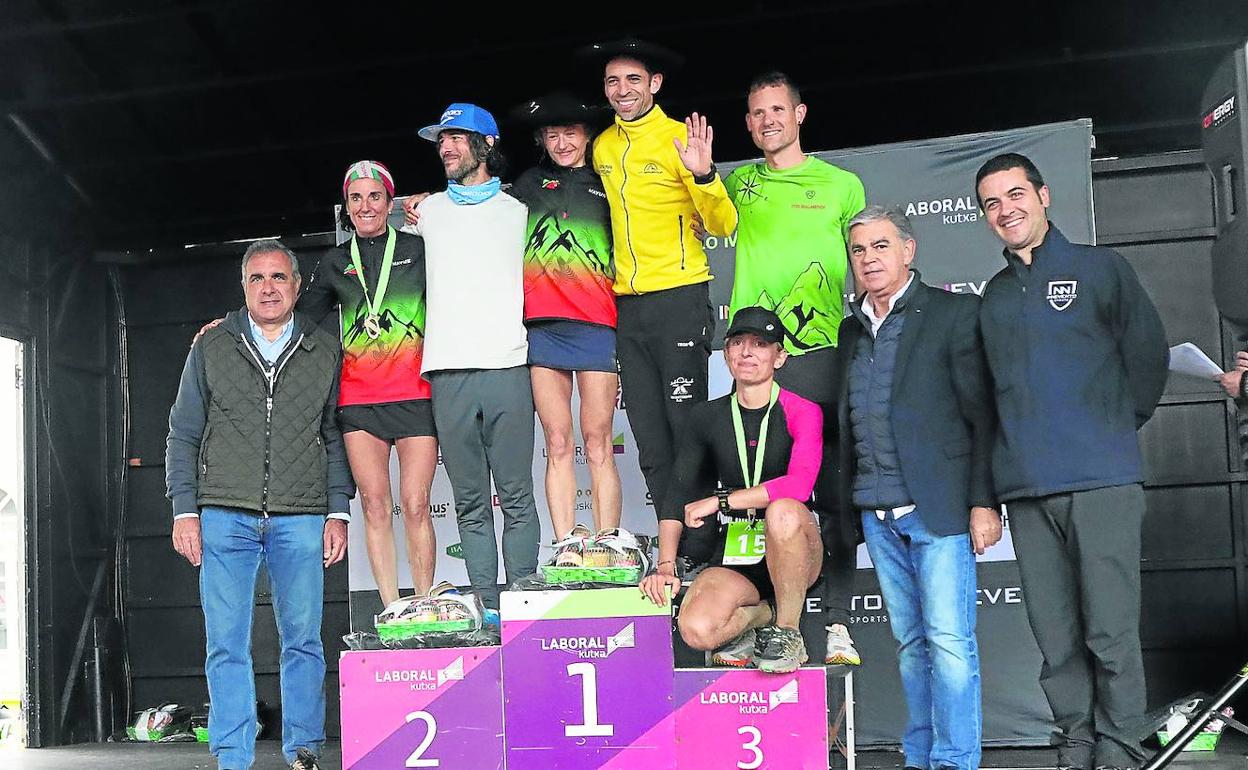Los campeones. Los ganadores, en el podio junto al director general de Bilbao Kirolak (segundo por la derecha). 
