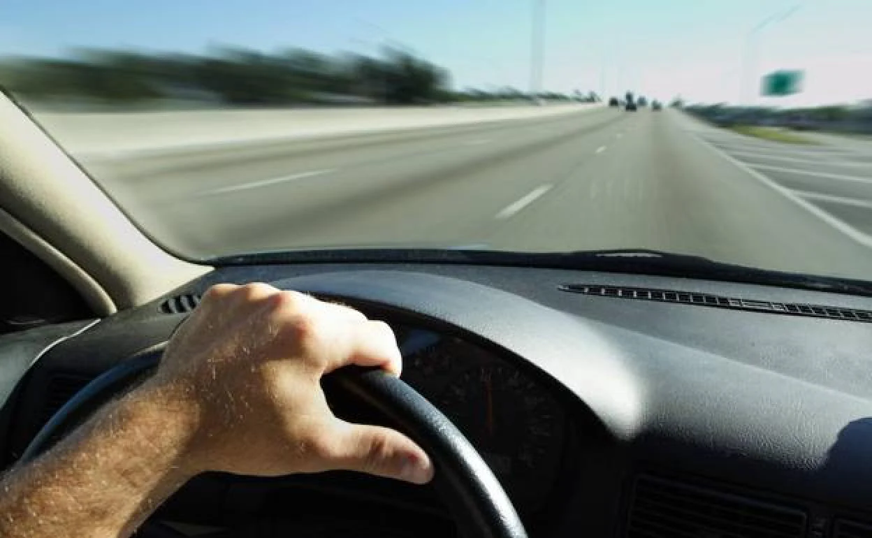 DGT: multas de tráfico: El habitual gesto al volante que son 200 euros y 6 puntos en el carné de conducir