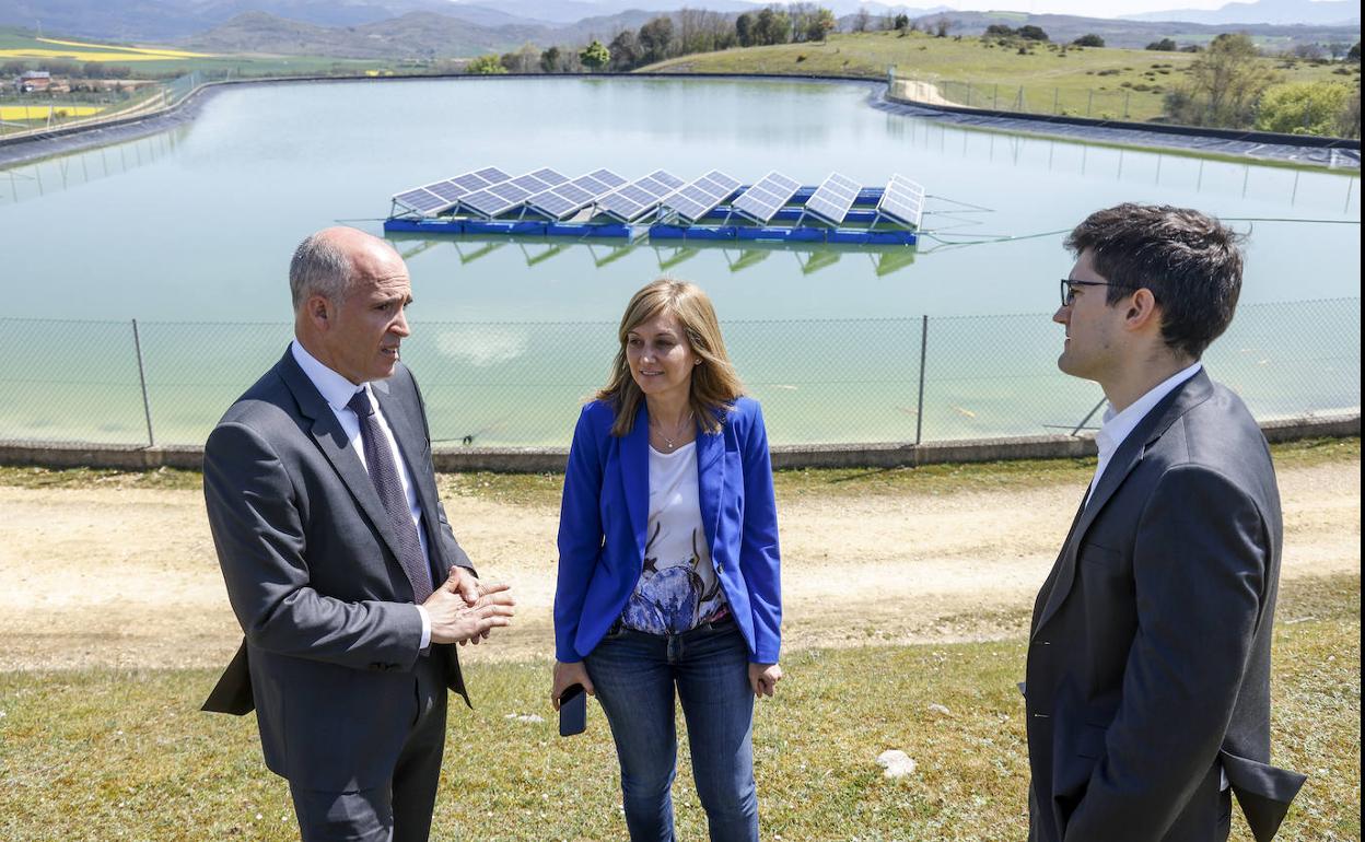 El director general de Emica, Jon Ander Aguirrebengoa, y el de ingeniería de la empresa, Ricardo Lamadrid, junto a la directora de Industria del Gobierno vasco, Ana Camacho.