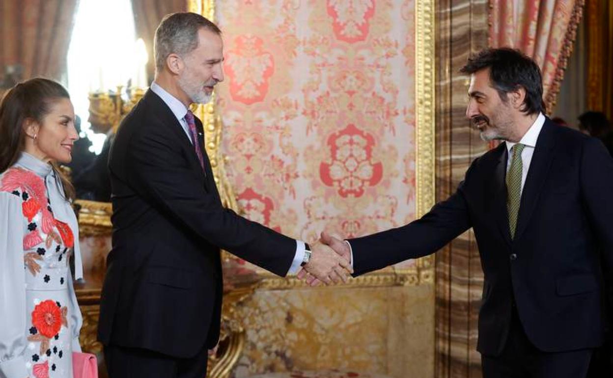 Juan del Val saluda al Rey.