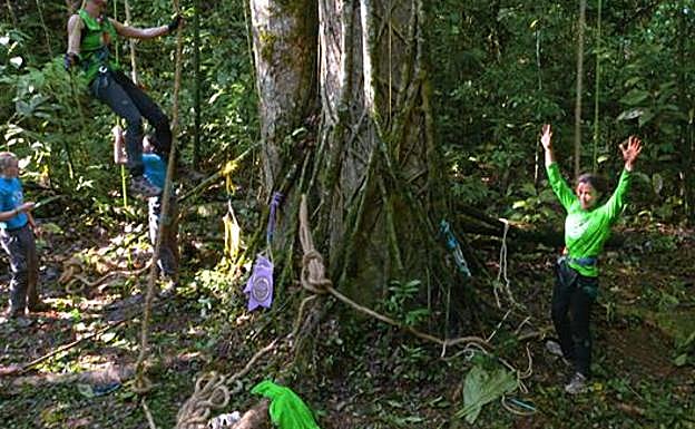 Line celebra su victoria en la prueba de los árboles. 