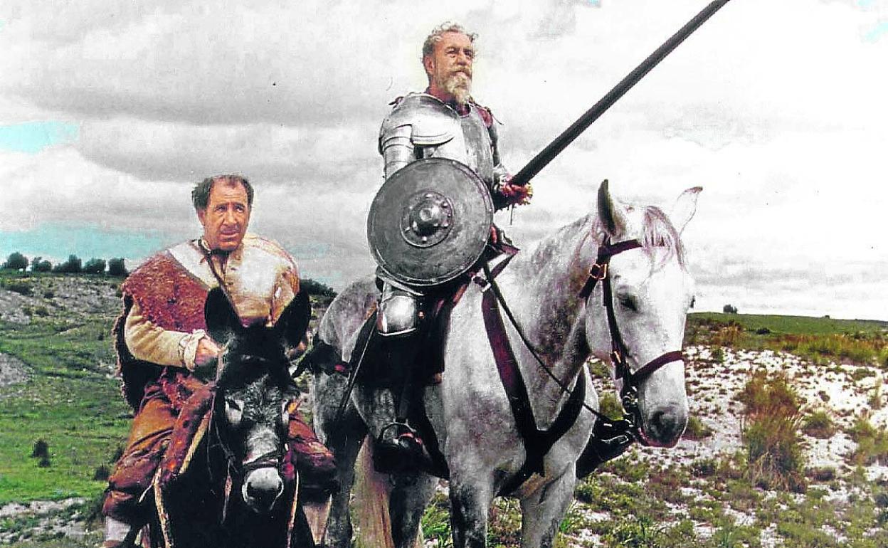 Fernando Rey (Don Quijote) y Alfredo Landa (Sancho Panza), en una escena de la serie de Gutiérrez Aragón. 