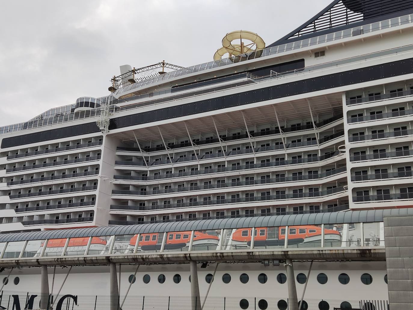 Fotos: Piscina olímpica, escaleras de Swarovski... un crucero a todo lujo en Getxo
