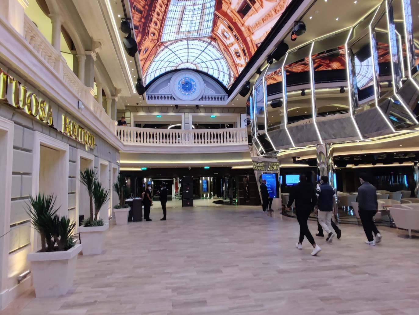 Fotos: Piscina olímpica, escaleras de Swarovski... un crucero a todo lujo en Getxo