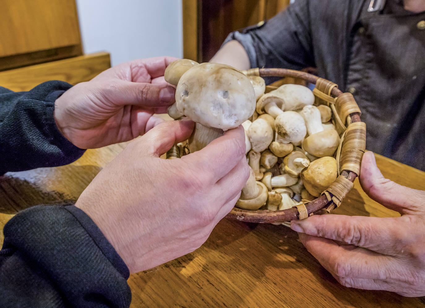 En secreto. González compara el tamaño de los perretxikos de Javi San Vicente