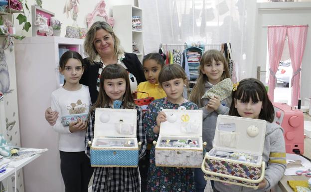 Las alumnas de Natalia con sus costureros.