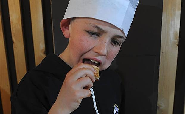 Galería. Adrián, que no había probado nunca los caracoles, apuró hasta la salsa. 