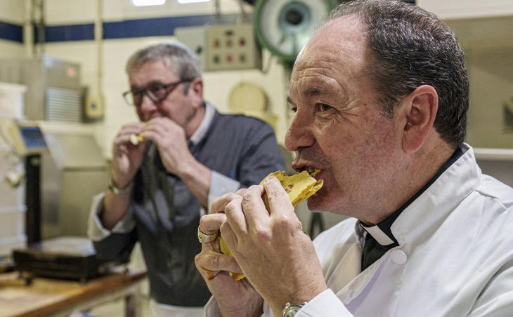 Elosegi y Elizalde degustan el talo.