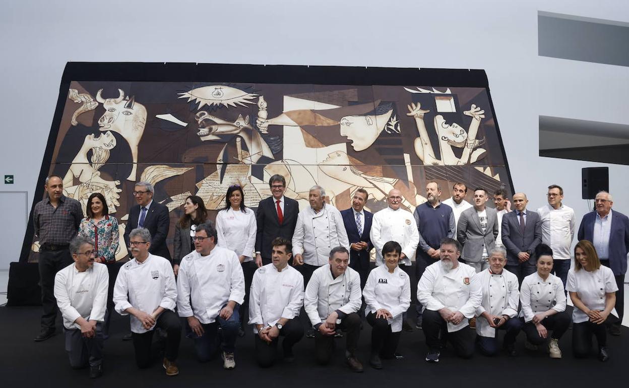 Vitoria acoge la réplica en chocolate del 'Guernica' de Picasso en el Palacio Europa