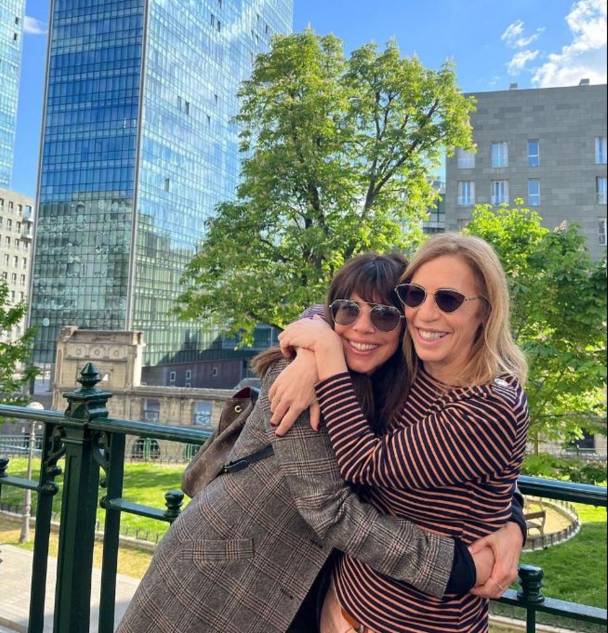 Maribel Verdú posa con una amiga en su visita a Bilbao.