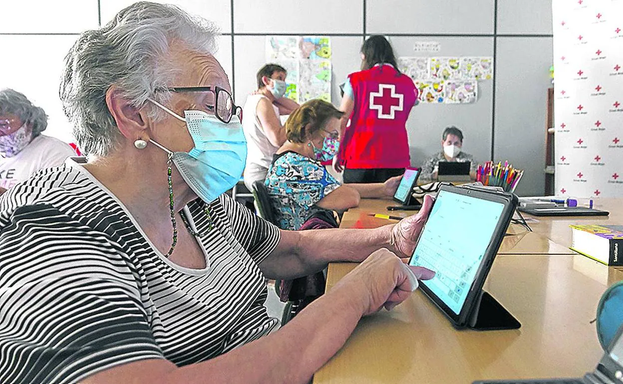 Imagen de uno de los cursos llevados a cabo por técnicos de la Cruz Roja para dar a conocer a los mayores cómo manejarse por internet. 