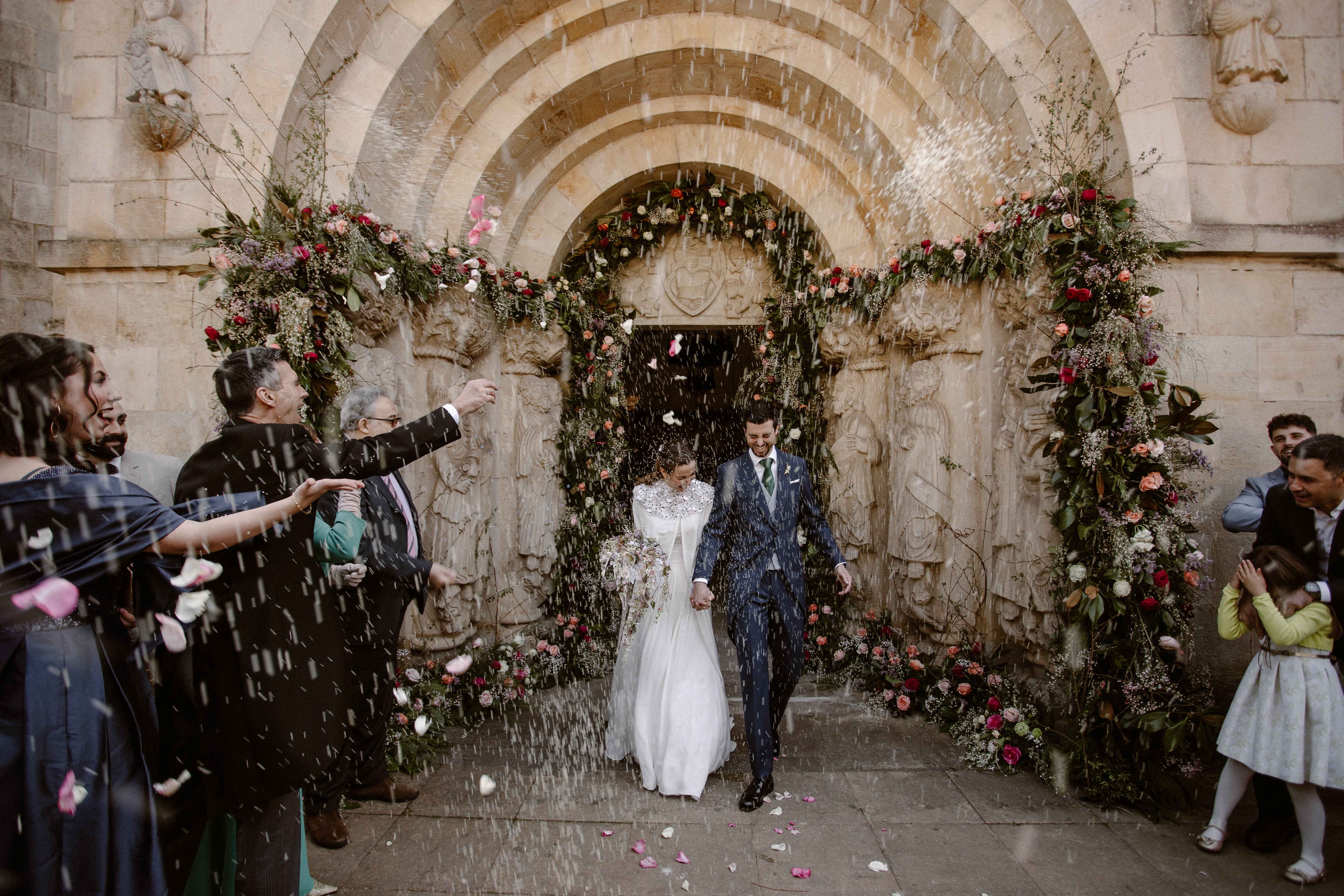 Fotos: La novia que viajó de Basilea a Bilbao para encontrar su espectacular capa de boda