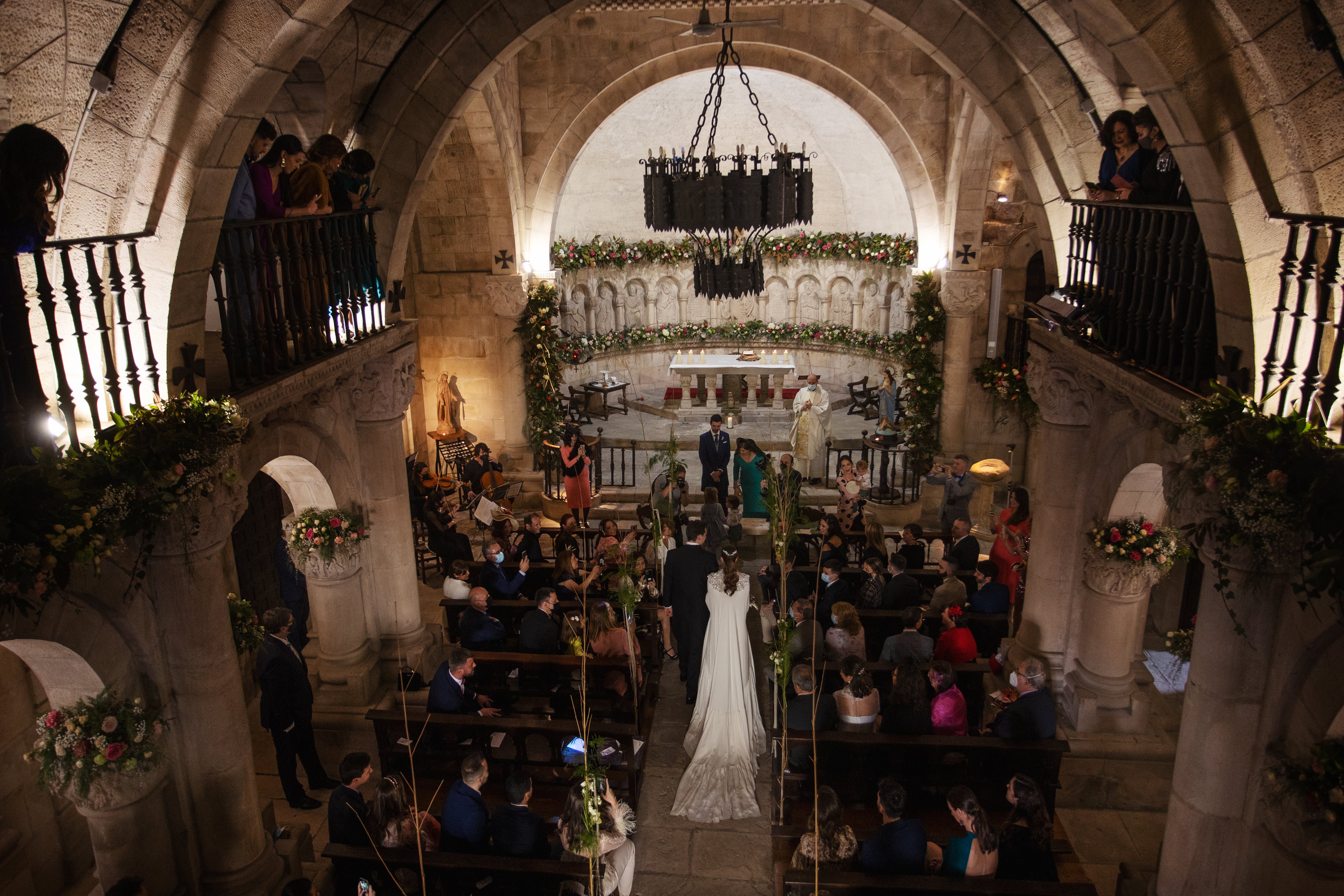 Fotos: La novia que viajó de Basilea a Bilbao para encontrar su espectacular capa de boda