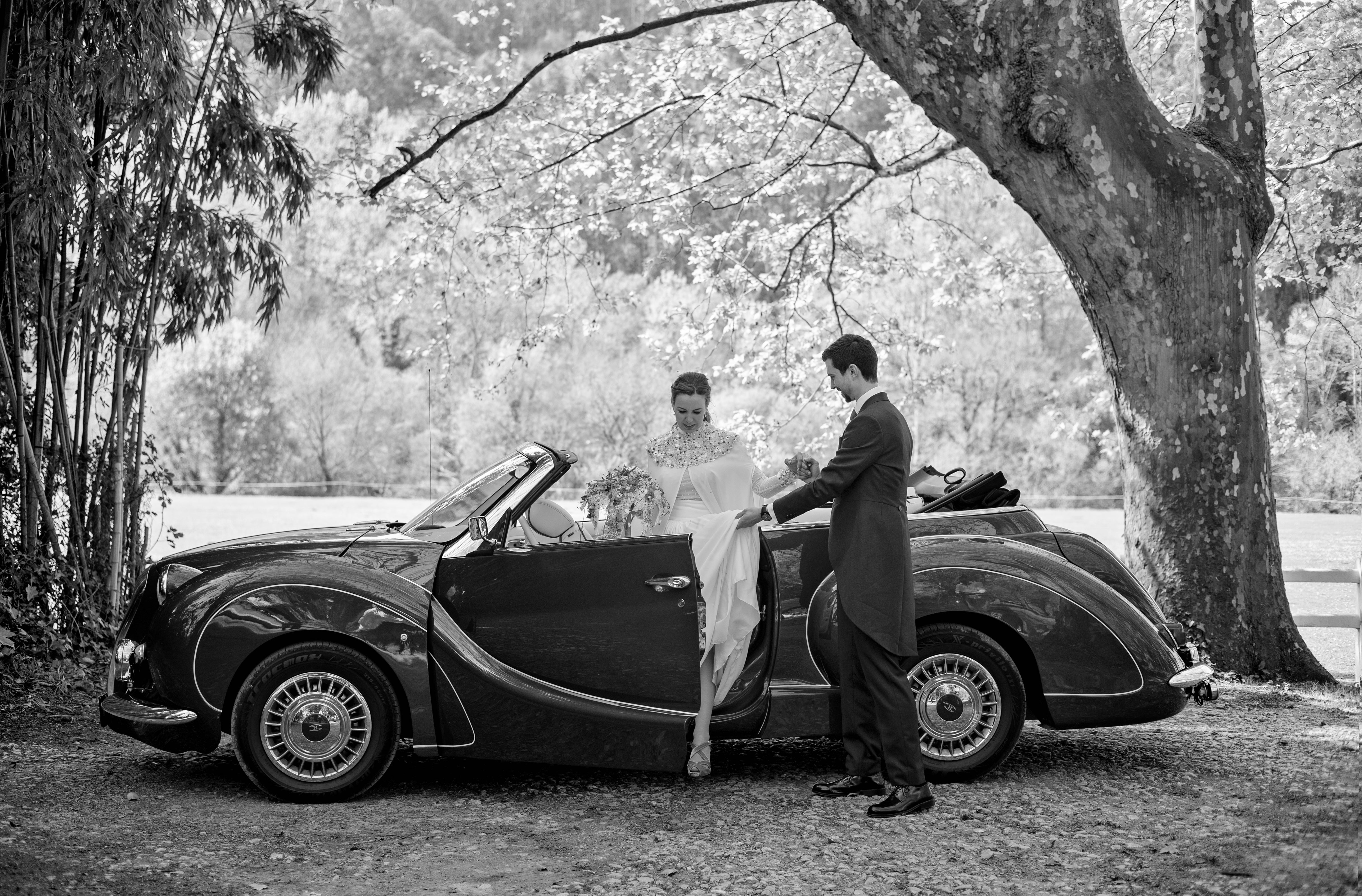 Fotos: La novia que viajó de Basilea a Bilbao para encontrar su espectacular capa de boda