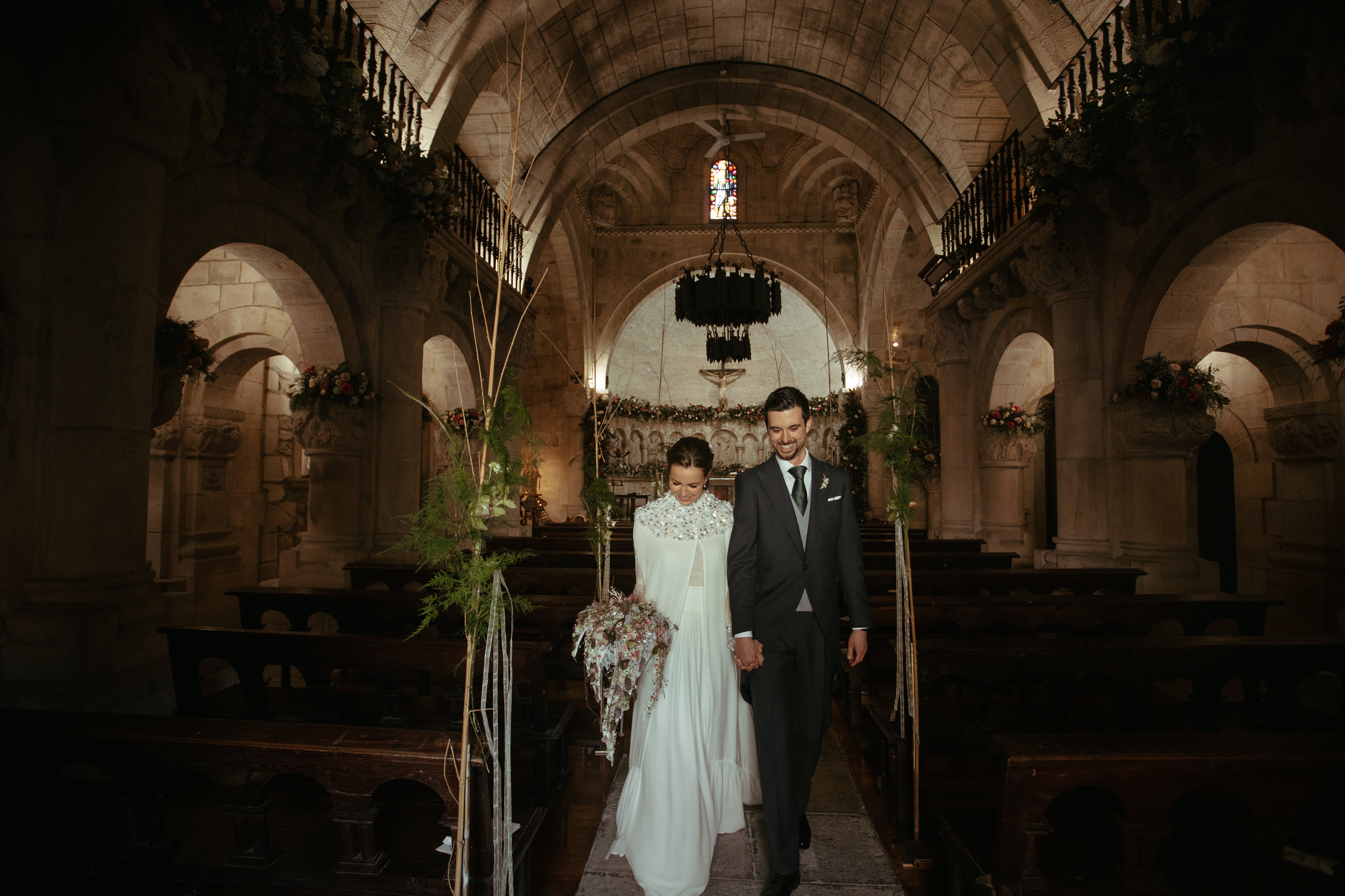 Fotos: La novia que viajó de Basilea a Bilbao para encontrar su espectacular capa de boda