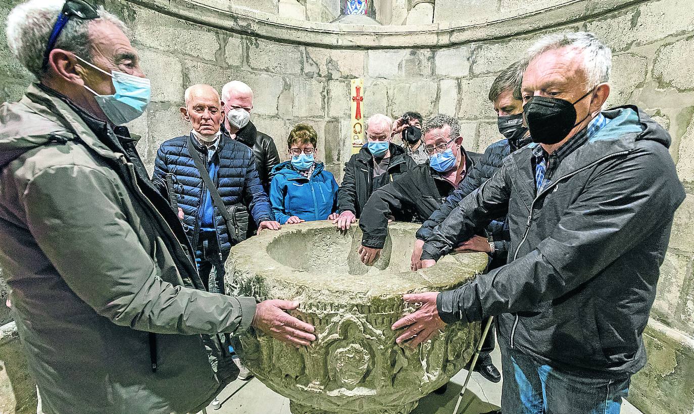 El grupo de la ONCE descubrió los rasgos de la talla de la virgen, la estructura de la portada y la pila.