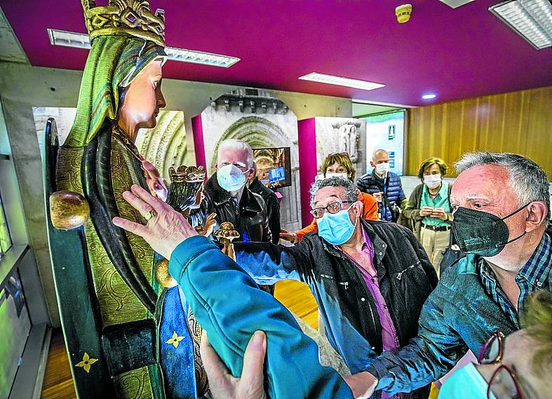 El grupo de la ONCE descubrió los rasgos de la talla de la virgen, la estructura de la portada y la pila.