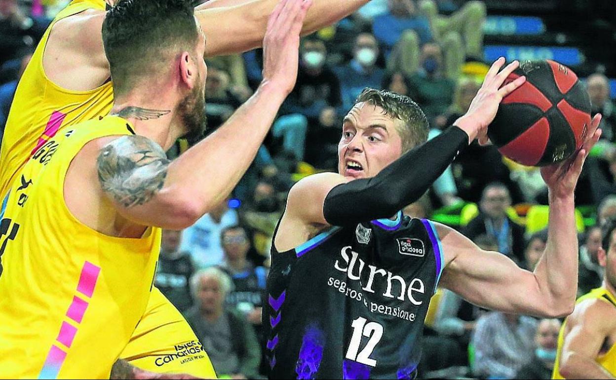 Hakanson trata de encontrar una línea de pase ante la oposición de dos jugadores del Lenovo. 