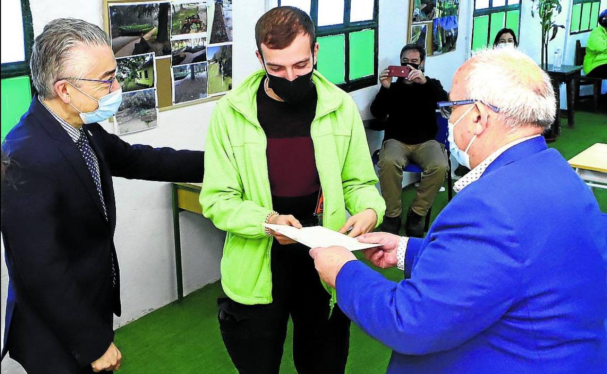 El delegado territorial, Roberto Saiz (izq.), clausuró ayer el taller mixto en la residencia. 