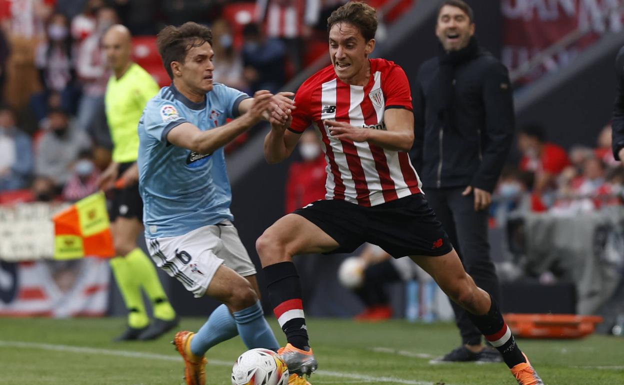El defensa del Athletic de Bilbao Álex Petxarromán (d) lucha con Denis Suárez, del Celta de Vigo, durante el encuentro de la jornada 32.