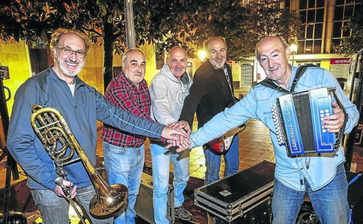 Los hermanos Ruiz de Gordoa preparan el escenario horas antes del concierto en Vitoria. 