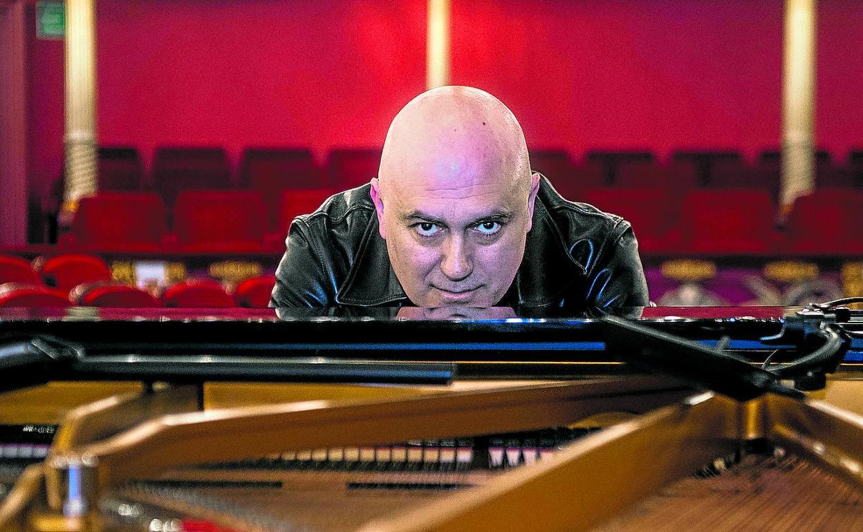 Calixto Bieito en el patrio de butacas del Arriaga, preparado ya para la función de 'Die Erwartung' de Schoenberg. 