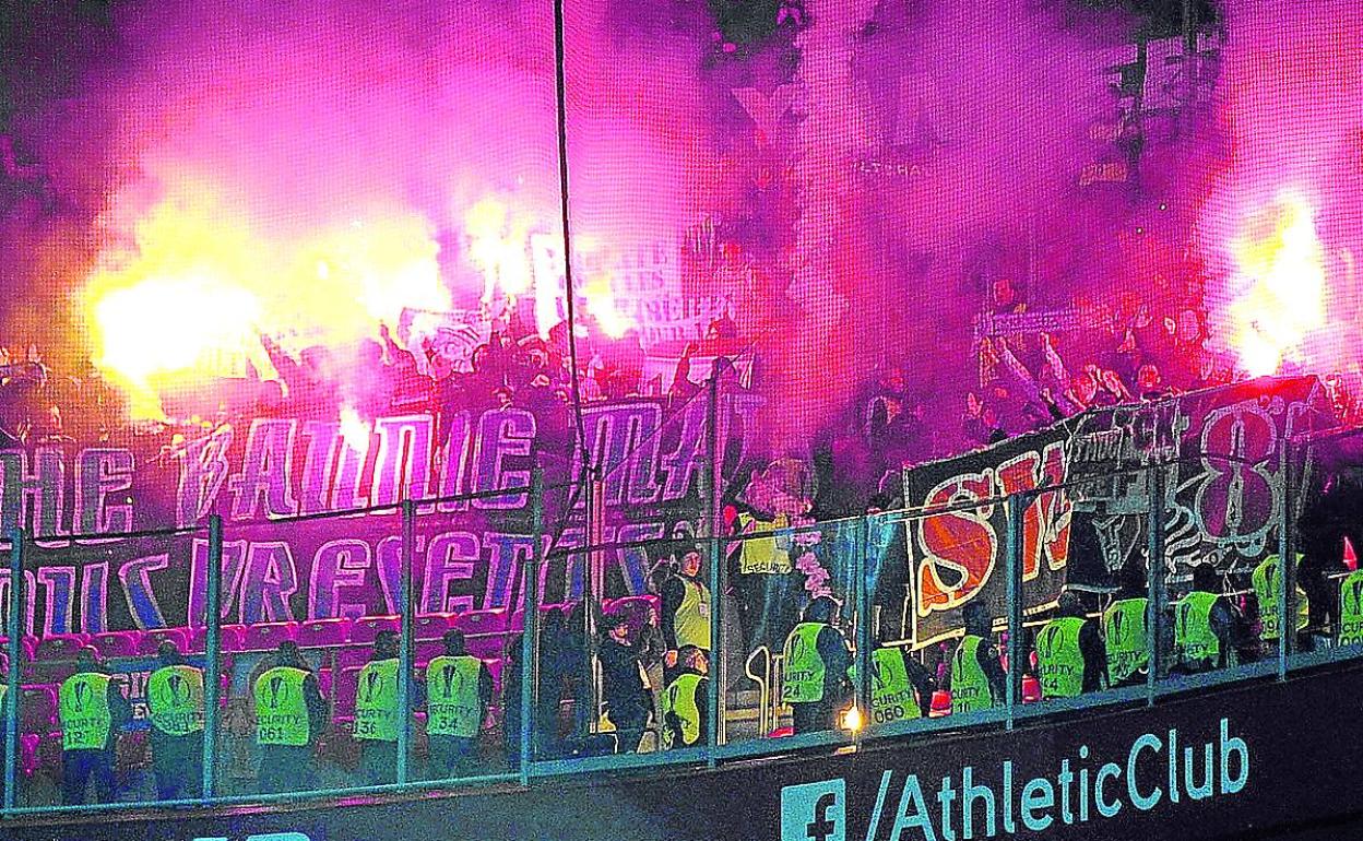 Ultras del OM. en el encuentro de San Mamés de 2018. 