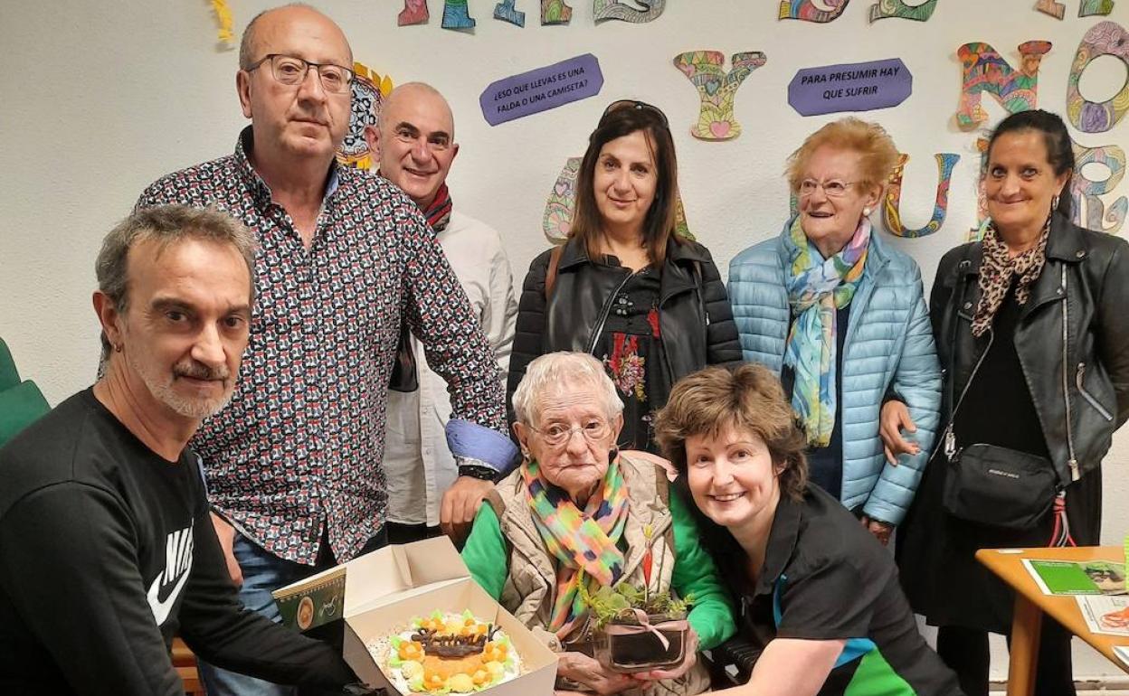 Carmen Cebeiro recibió los reaglos en el centro de día de Aiara. 