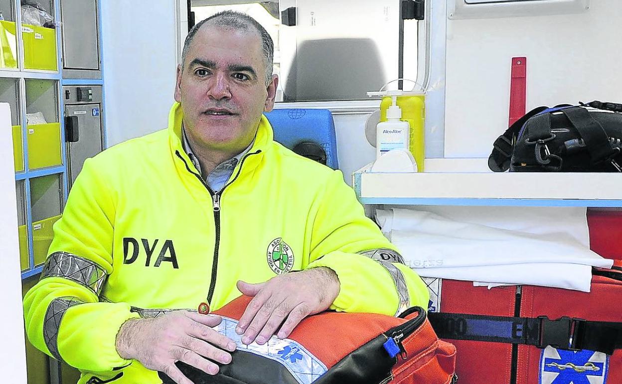 Fernando Izagirre posa en el interior de una ambulancia de la DYA en una imagen de archivo.