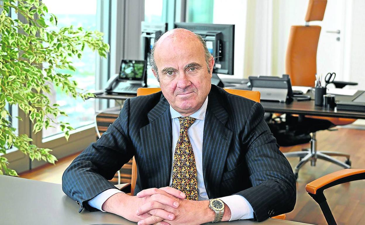 El vicepresidente del Banco Central Europeo, Luis de Guindos, en su despacho de la sede de la institución en Fráncfort. 