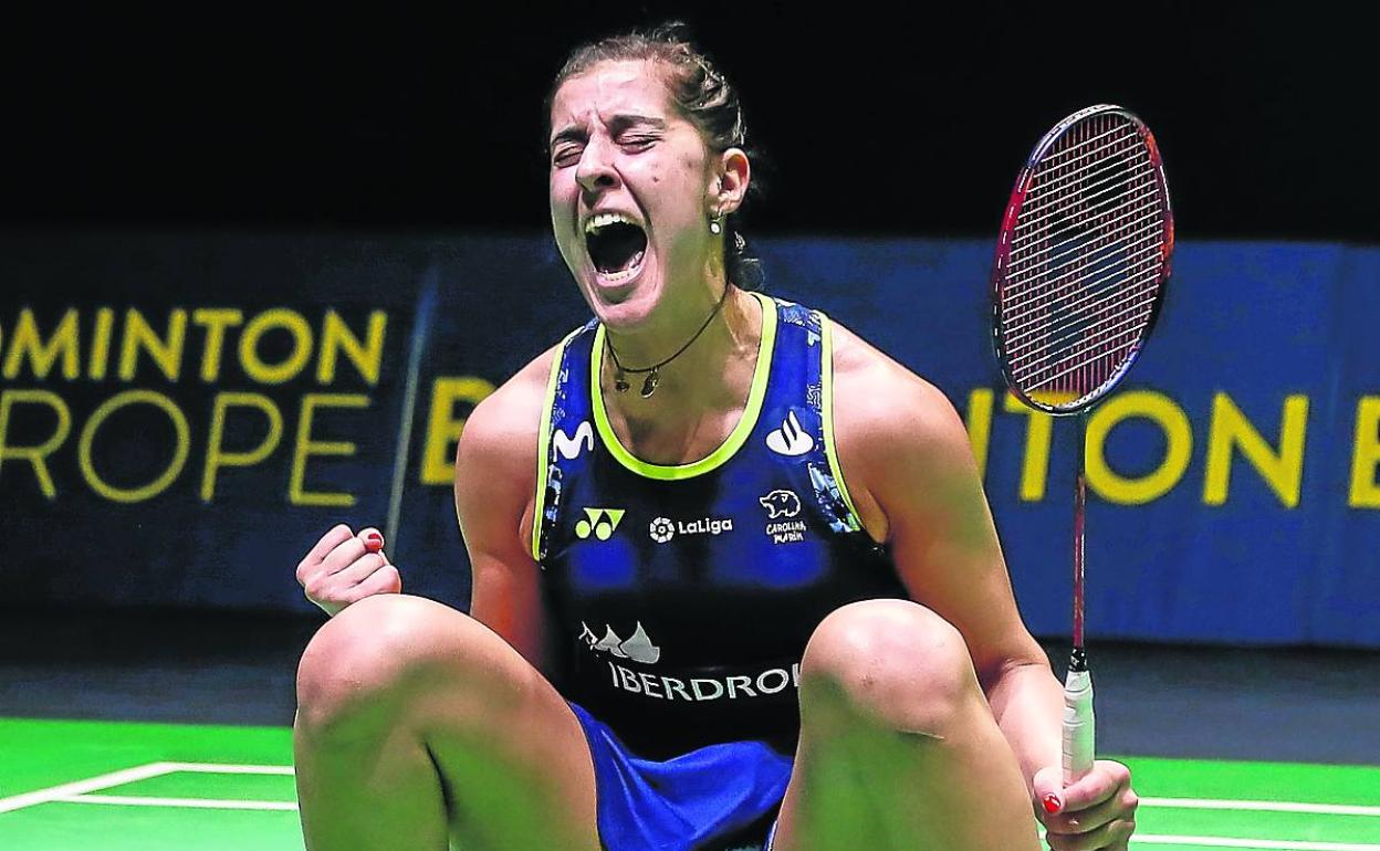 Carolina Marín celebra emocionada un nuevo campeonato de Europa. 