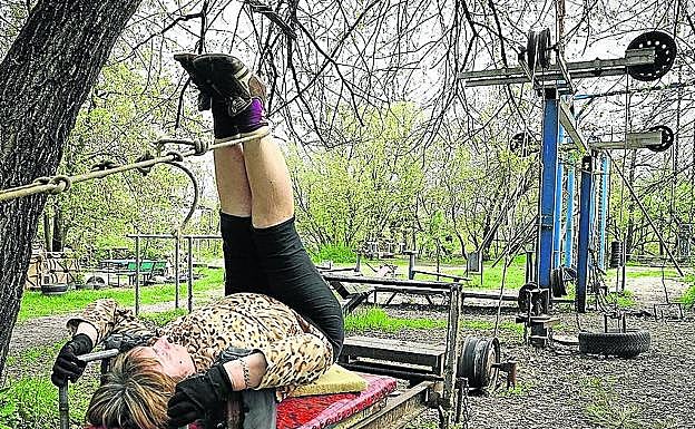 Tatiana se ejercita en el gimnasio Kachalka, con máquinas hechas de chatarra. 