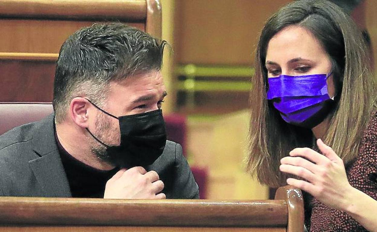 Gabriel Rufián y Ione Belarra, en el Congreso.