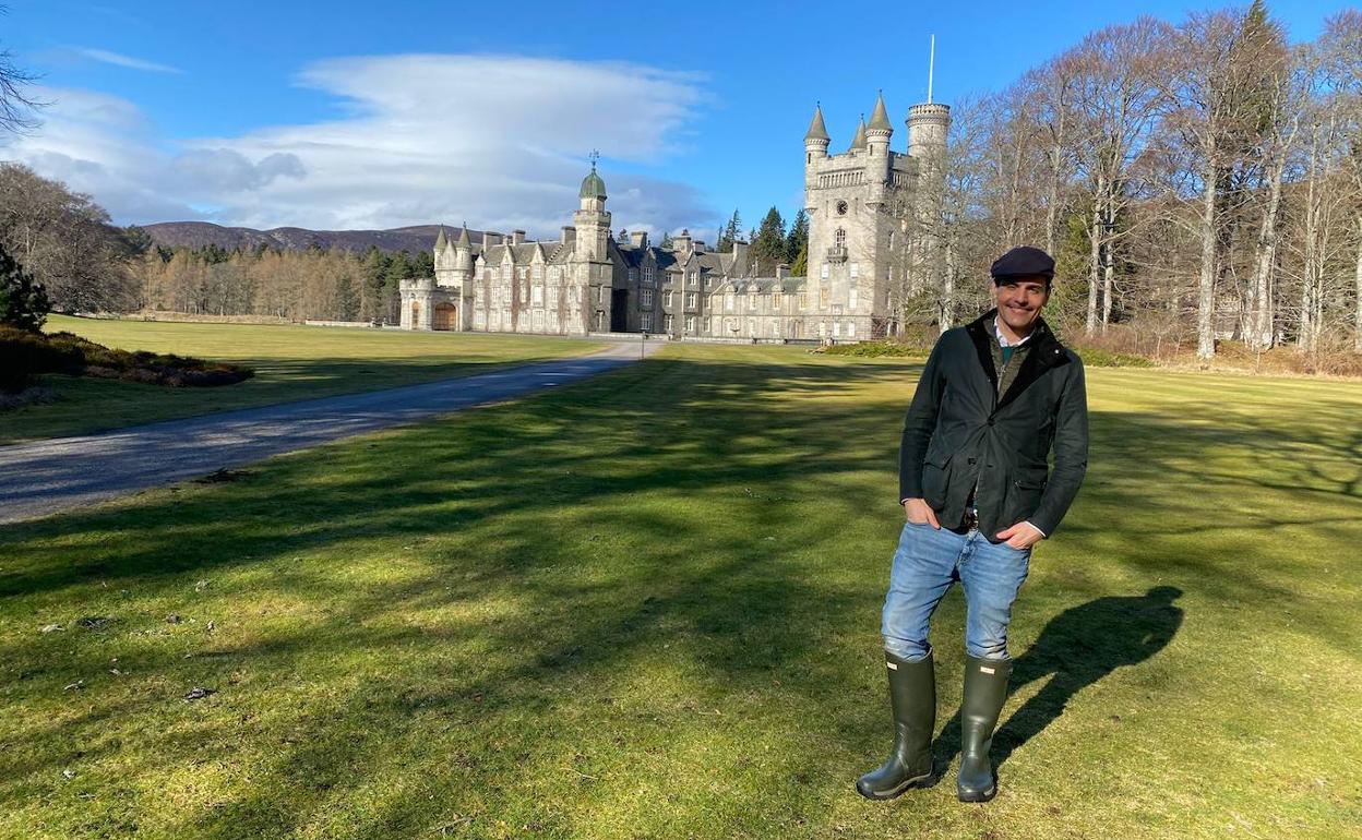 Gustavo Egusquiza posa frente con el castillo de Balmoral a sus espaldas.