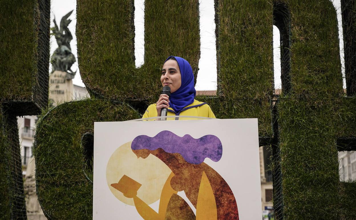 Una mujer lee versos durante el recital de ayer ante la plaza de la Virgen Blanca.