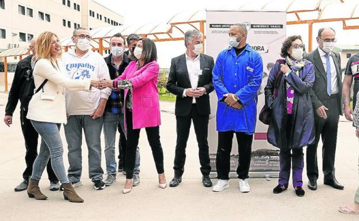 La consejera Beatriz Artolazabal (de rosa) saluda a la periodista Eider Hurtado en compañía de los presos protagonistas del documental. 