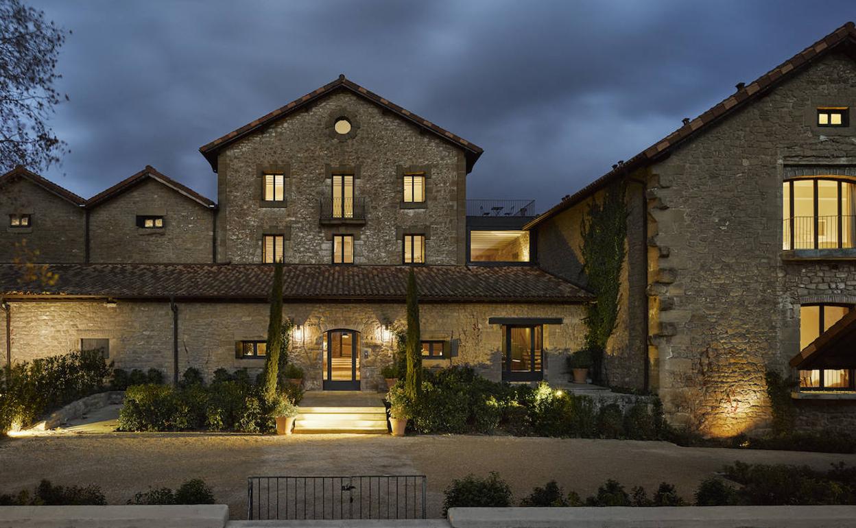 La bodega Cosme Palacio, reconvertida en exclusivo hotel, se construyó en 1894 y fue pionera en Rioja Alavesa en abrir un espacio para el enoturismo en 1991. 
