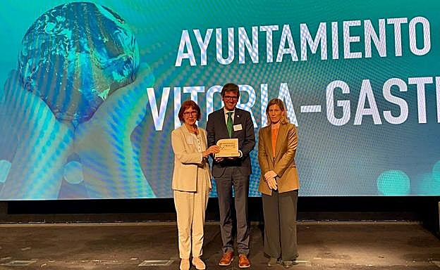 Marijo Ajuriaguerra, gerente de Tuvisa, y el alcalde, Gorka Urtaran, recogen el galardón.