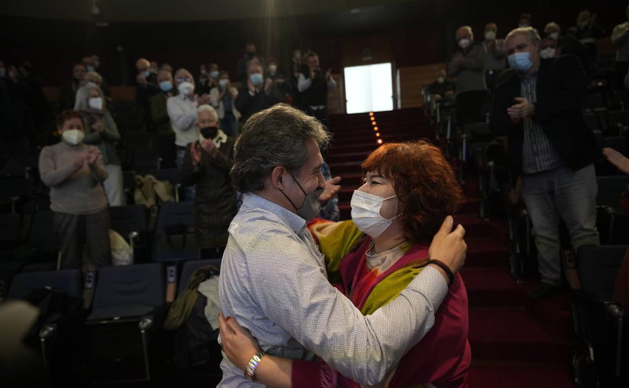 Eba Blanco se abraza con Pello Urizar, su predecesor en el cargo, tras ser reelegida secretaria general de EA