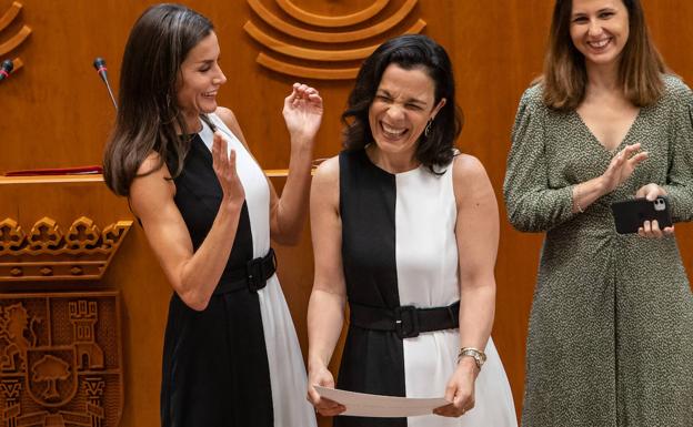 El momento en el que la Reina Letizia entrega el reconocimiento a la catedrática sevillana. Lucieron las dos el mismo vestido de Mango.