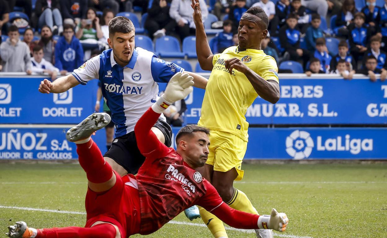 Martín se queda a las puertas de rematar ante la estirada de Asenjo en el encuentro contra el Villarreal. 