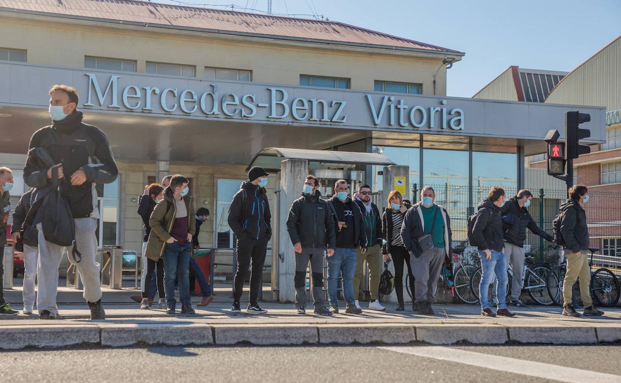 Trabajadores de Mercedes salen de la plata de Vitoria tras acabar el turno de mañana.