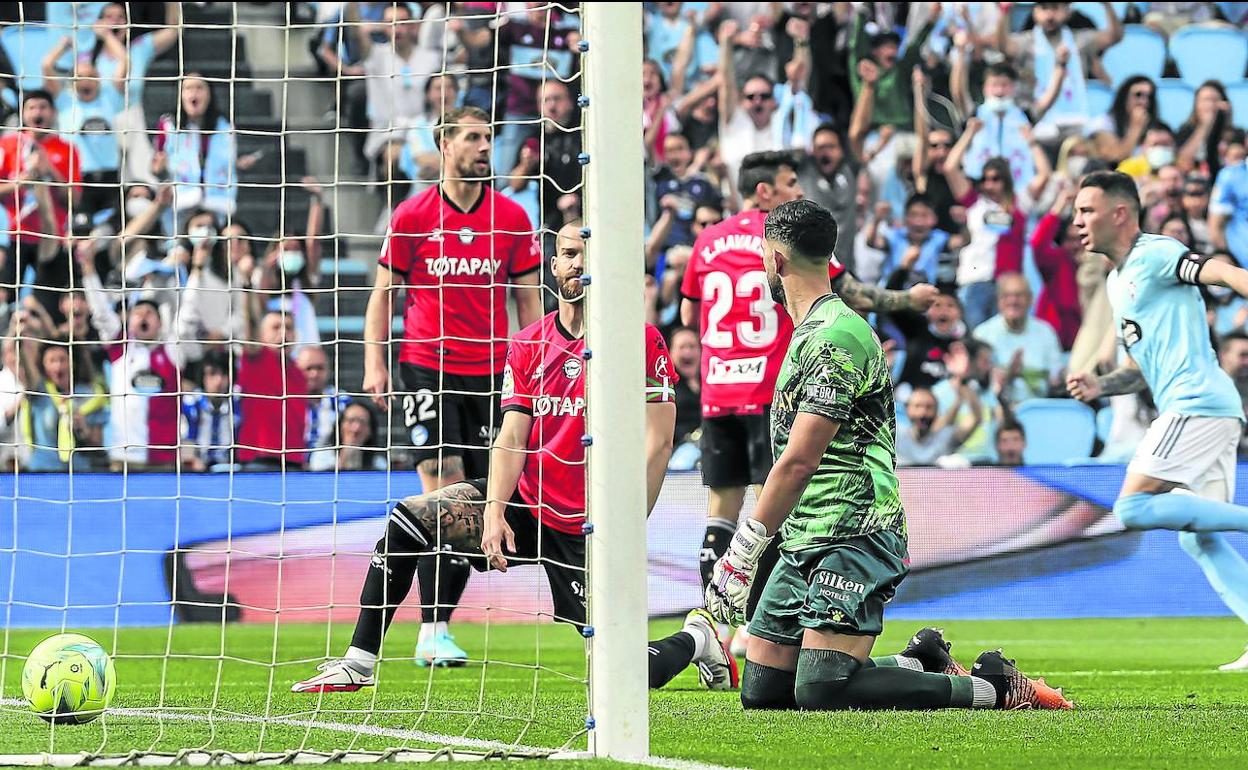 Cruce de miradas de resignación entre Laguardia y Pacheco después del gol de Aspas que inauguró el marcador en Balaídos. 