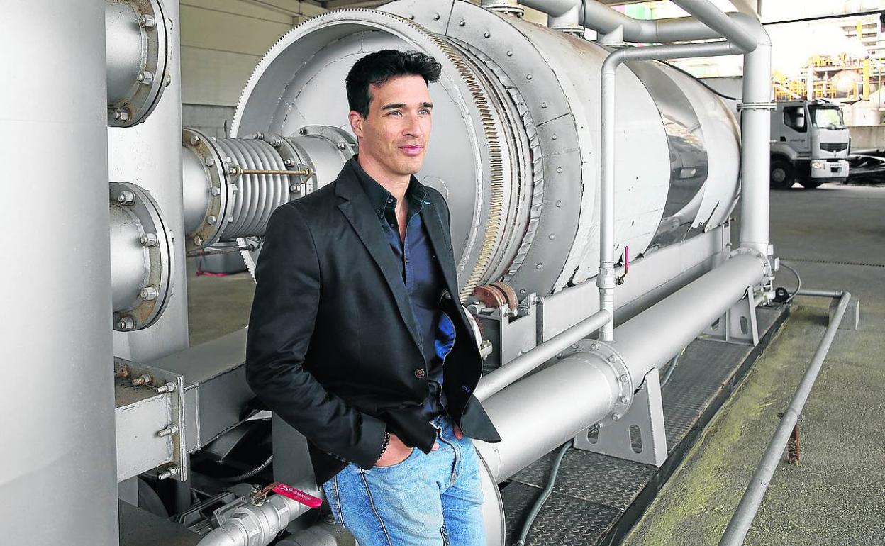 Carlos Uraga, fundador y consejero delegado de la empresa, junto al reactor de producción. 