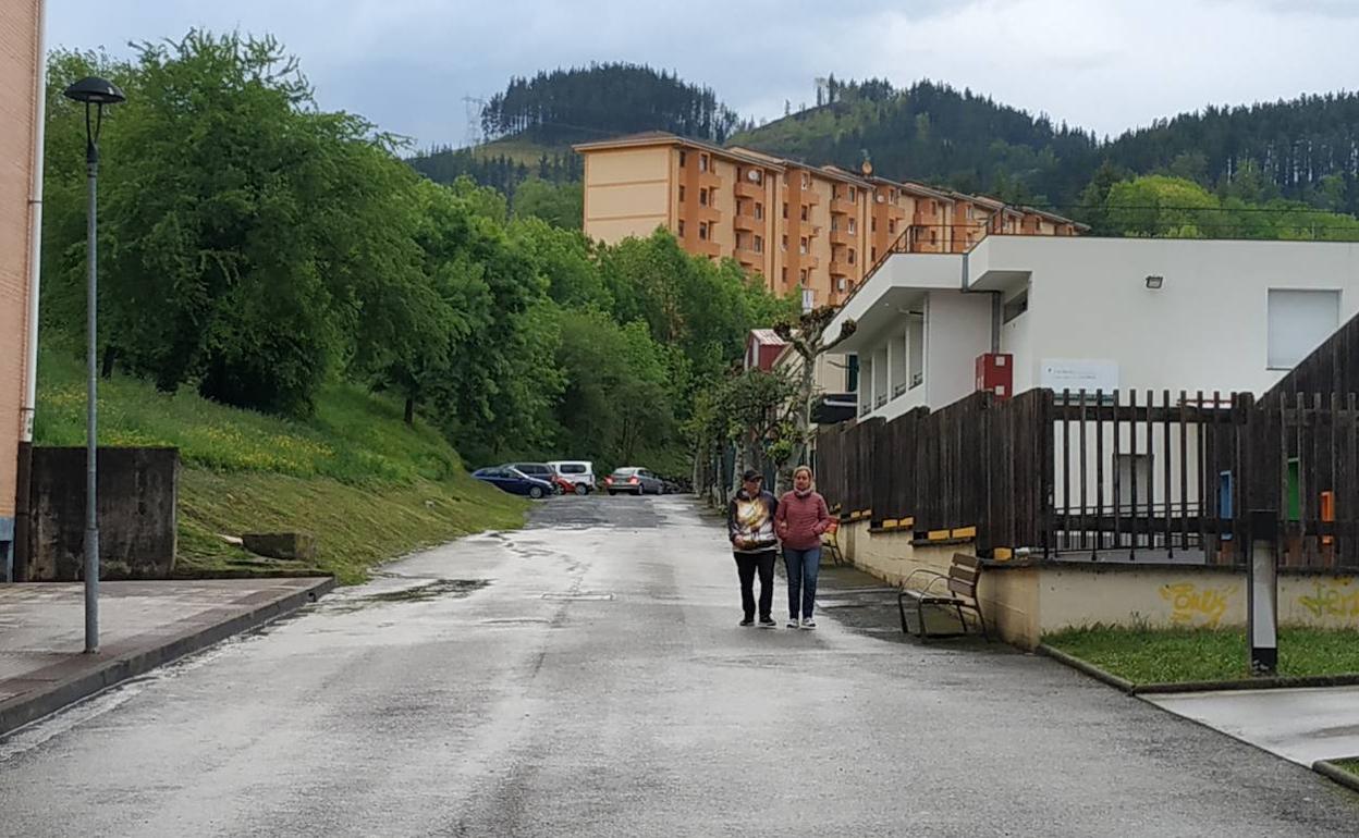 Las viviendas que se construirán en la ladera impedirán la ampliación del patio de la escuela. 