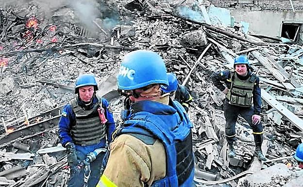 Los servicios de emergencia trabajan entre las ruinas a las que quedó reducida la escuela de Bilohorivka. 